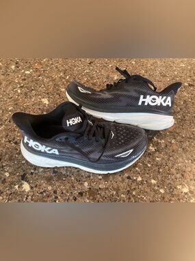 Hoka One One Women’s Black Clifton 9 Running Shoes, Size 7